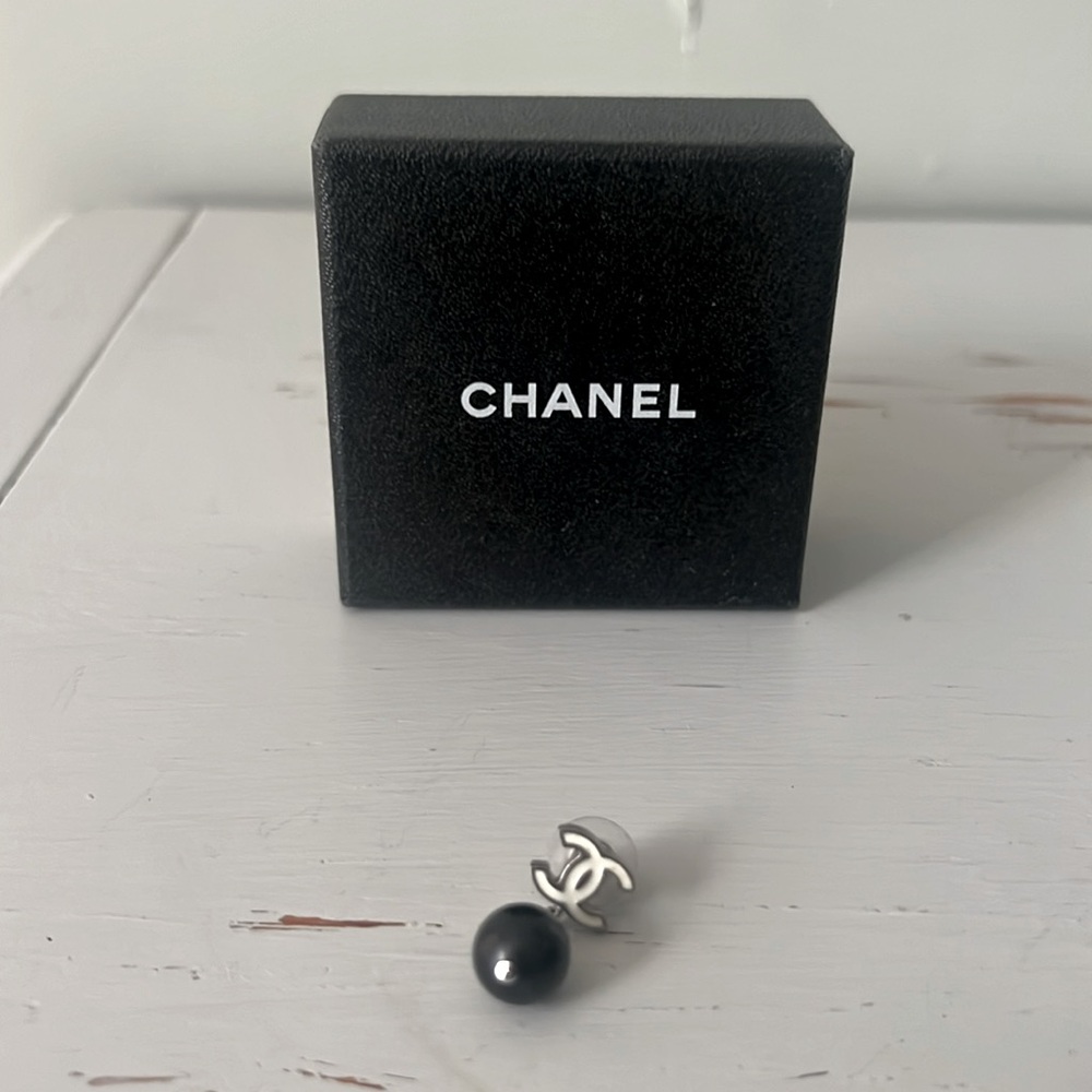 Authentic Single (1) Chanel Boucles Oreille Blanc/Noir Dangle Earring